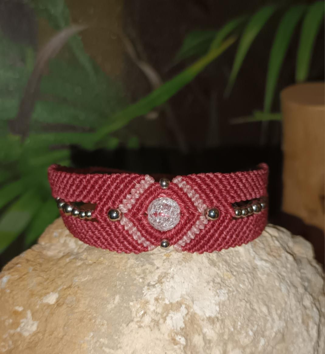 Bracelet en micro-macramé et cristal de roche