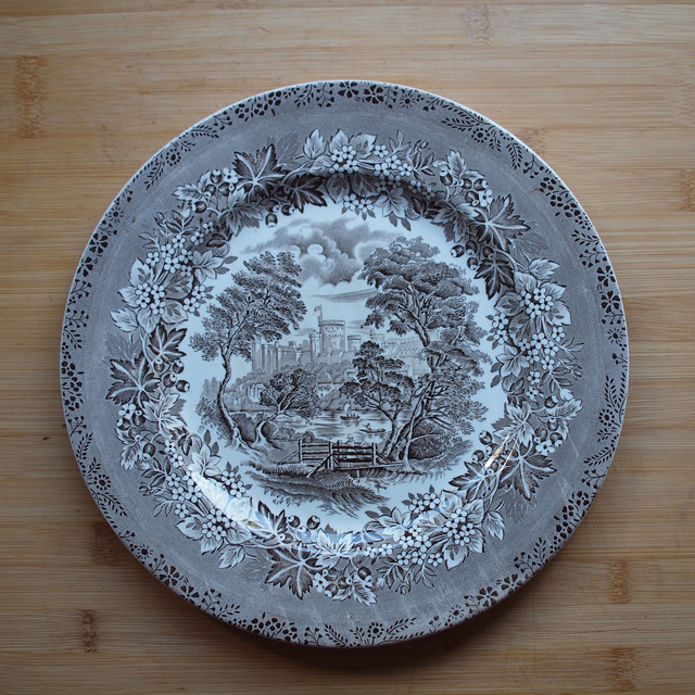 English Ironstone Tableware | Groot dinerbord Onderbord (diameter 28 cm | hoogte 1,5cm) ‘Windsor Castle’ motief in grijze kleur | Vintage