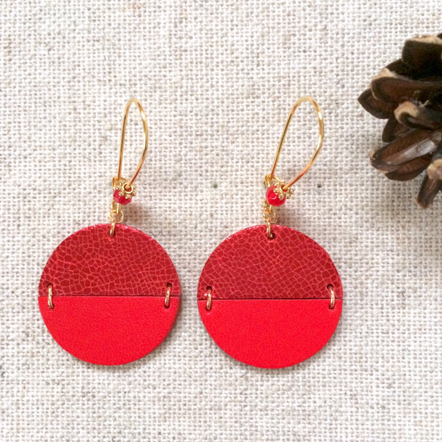 Boucles d’oreilles « Fortissimo » réversibles, dorées, cuir rouge pailleté et rouge coquelicot