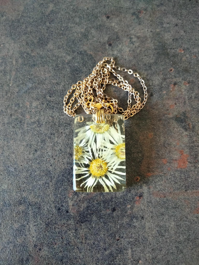 Pendentif en résine époxy avec inclusion de pâquerettes 