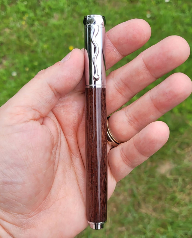 Stylo roller Petit Magnétique en palissandre de madagascar