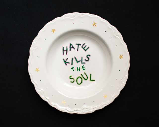 Buntowniczy talerz "Hate kills the soul"