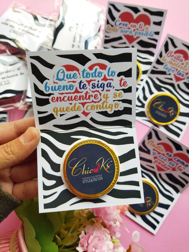 25 dipticos con moneda de chocolate