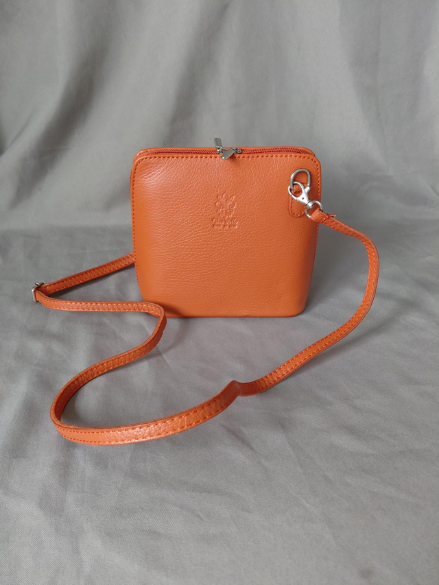 Petit sac en cuir couleur orange 