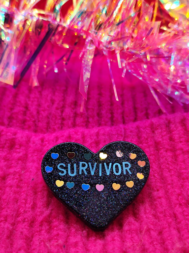 Broche cœur à paillettes - message : SURVIVOR