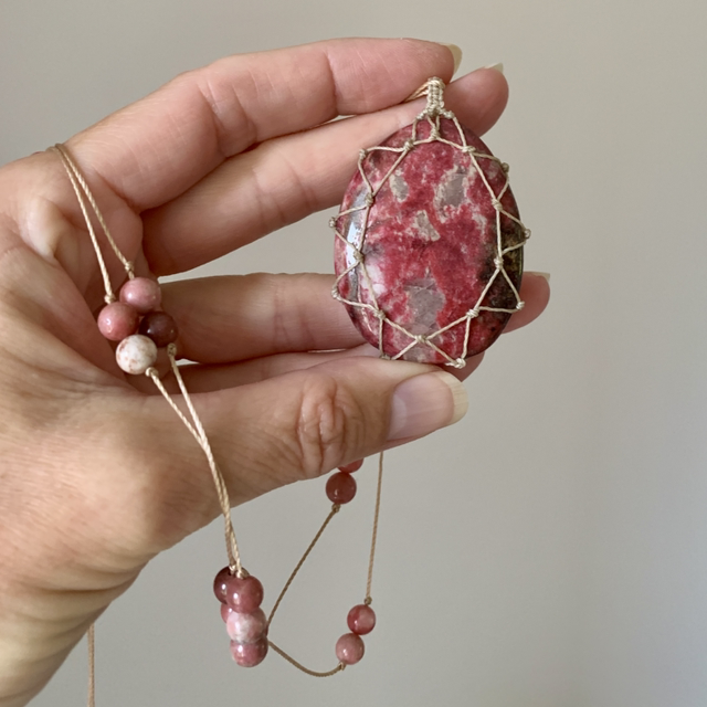 Sautoir, collier, habillé d’une grande Thulite (45x37mm) longueur 45cm