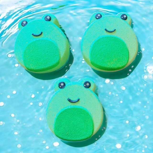Bath Bomb Squish Frog in Apple Fragrance