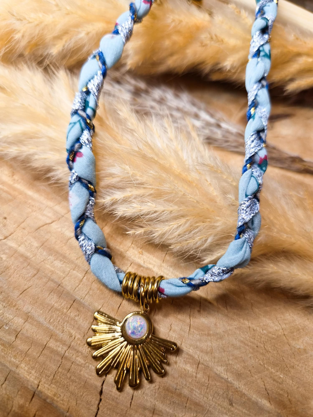 Collier tissu - Modèle éventail et bleu clair 
