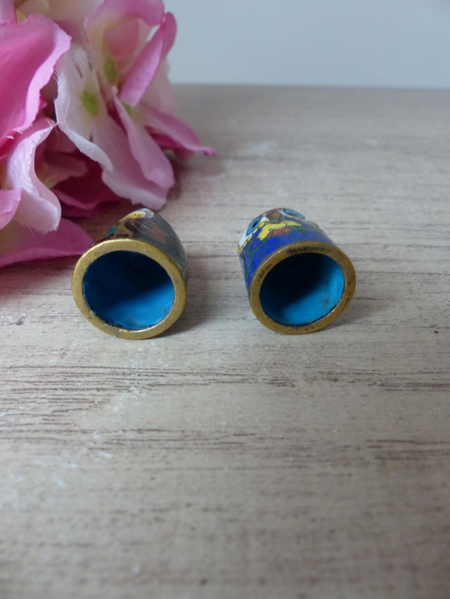 Deux dés à coudre hibou en émail cloisonné - Laiton et émail - Collection animaux miniatures cloisonnés - Cadeau de couture thème chouette