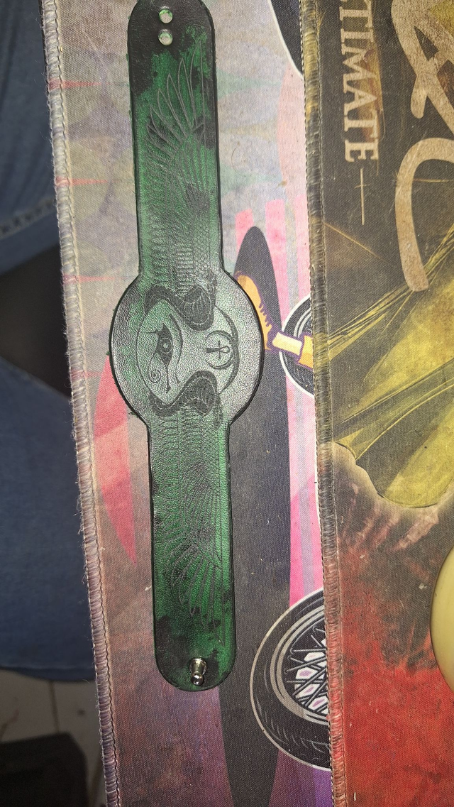 Bracelet Cuir Vert Émeraude &quot;Esprit Libre&quot; – Gravure Totémique