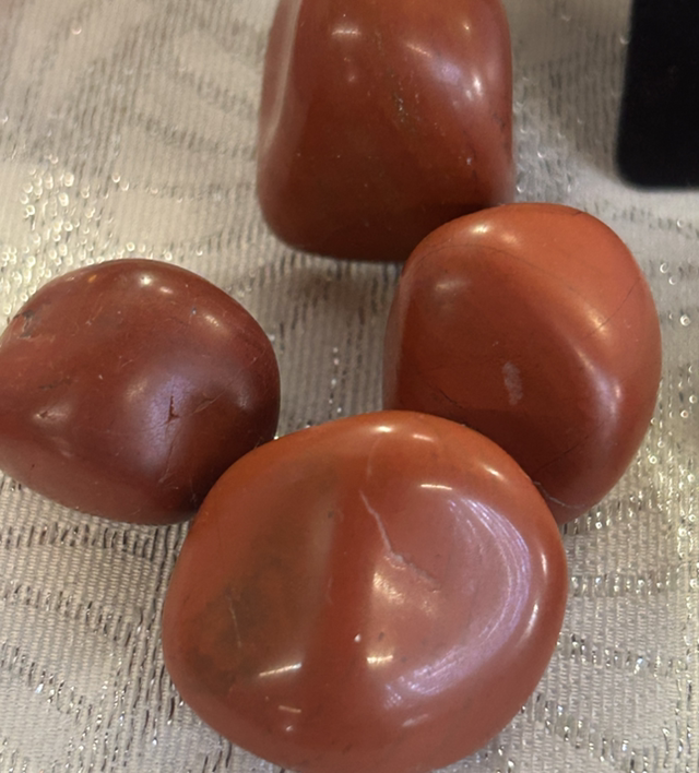 Pierre roulée en jaspe rouge 