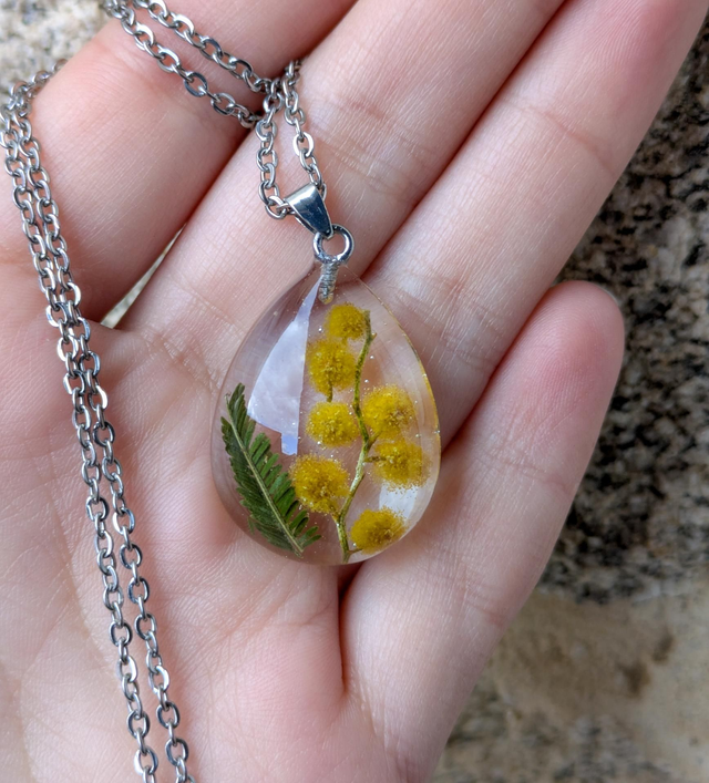 Colgante de resina lágrima con mimosa
