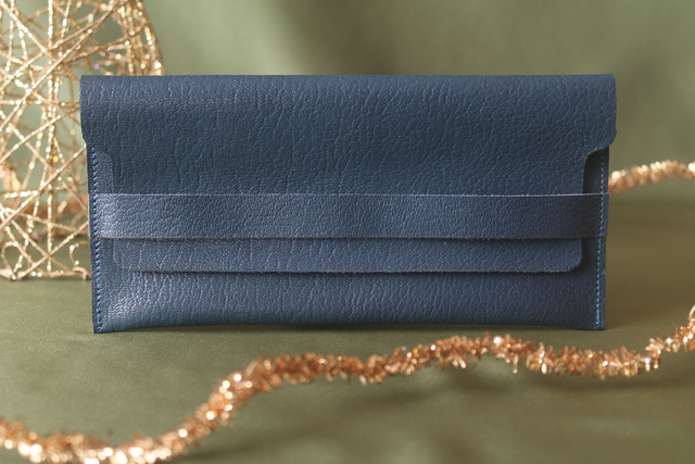 Etui à lunettes bleu marine avec le logo peint couleur doré à l’intérieur