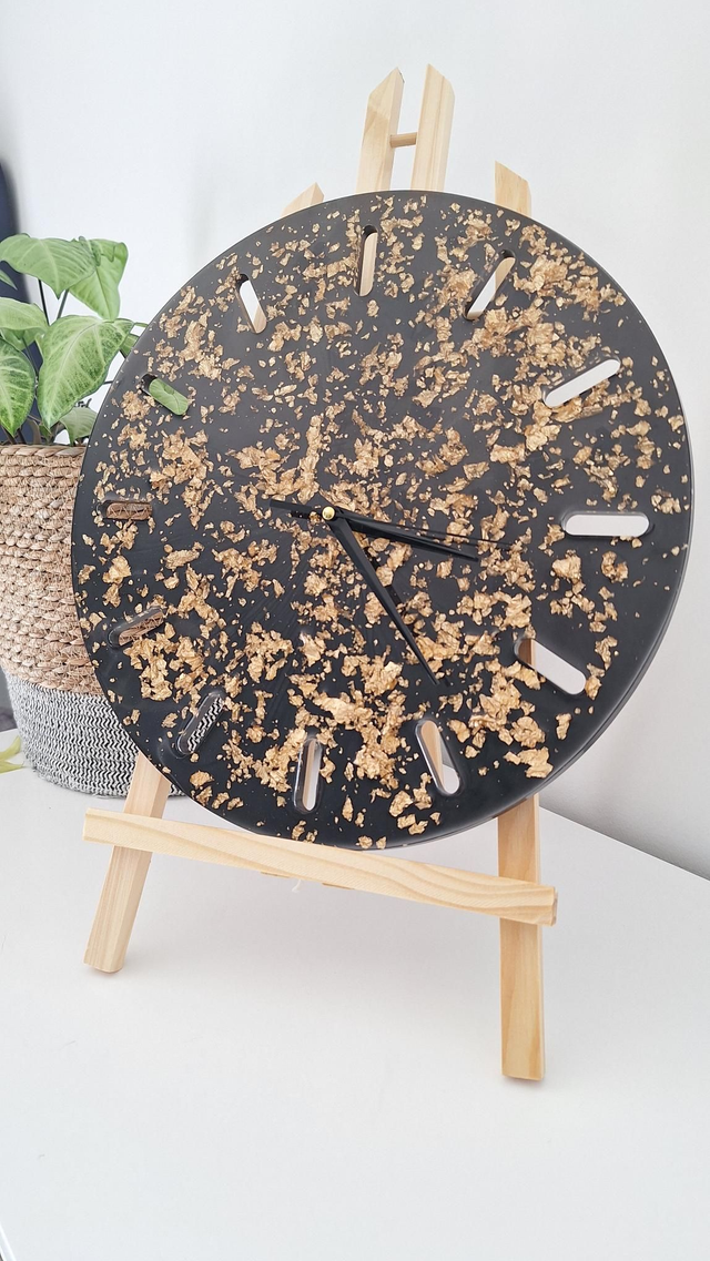 Horloge noire et feuilles d&#039;or avec trépied 