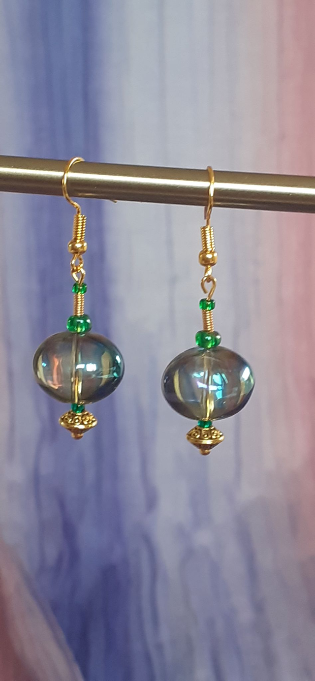 Kwiat Boucles d'oreilles pendantes, dorées, perle de verre reflets bleus métallisés
