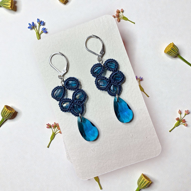 Boucles d'oreilles en dentelle de frivolité et perle en cristal