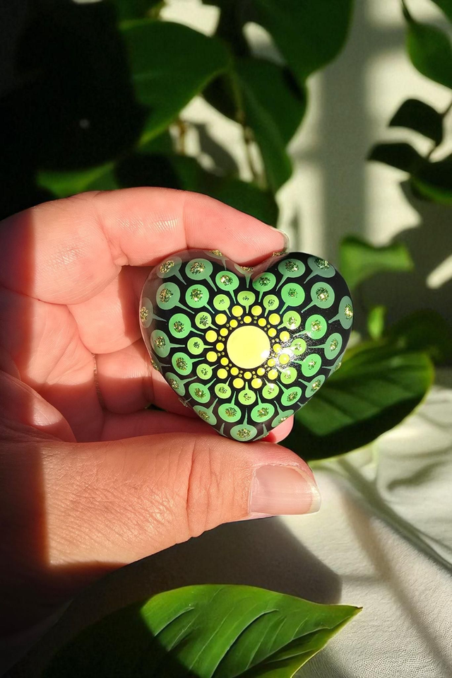 Petit coeur mandala en pointillisme vert pailleté, méditation ou décoration, pierre de relaxation