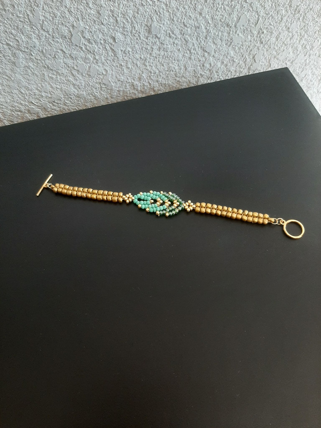 bracelet feuille tissé en perle rocaille doré , vert- nuance fermoir OT		
