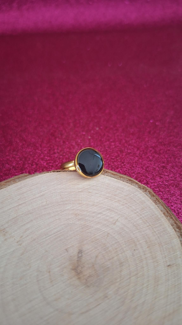 Bague ajustable dorée rond noir