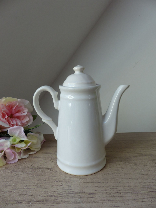 Théière Figurative en Céramique avec Geisha Assise – Décor Japonais Traditionnel – Théière Vintage Asiatique Collection ou Décoration Maison