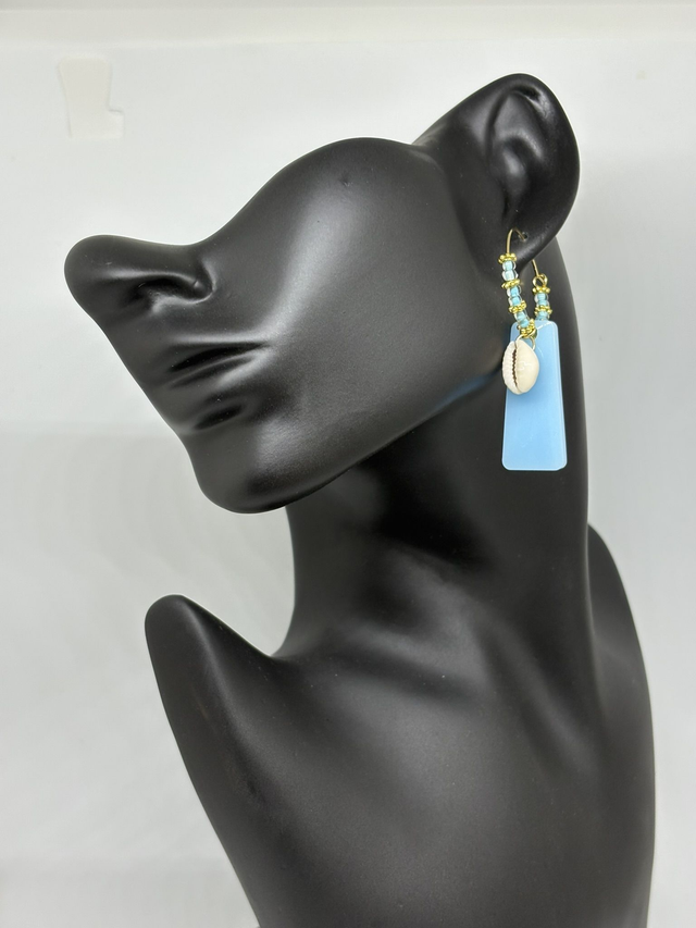 💙 Boucles d’oreilles créoles bleu pastel & coquillage – Réf : 788