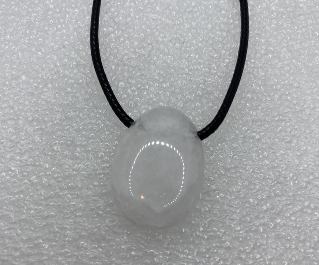 Pendentif Galet en Cristal de Roche – Cordon PU