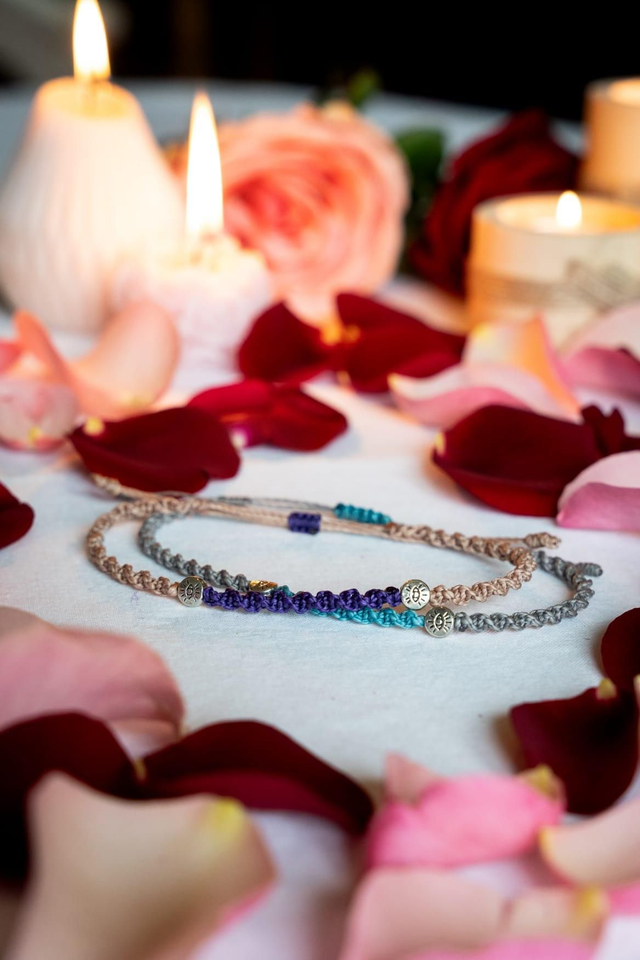 Duo de bracelets en micro-macramé violet et bleu