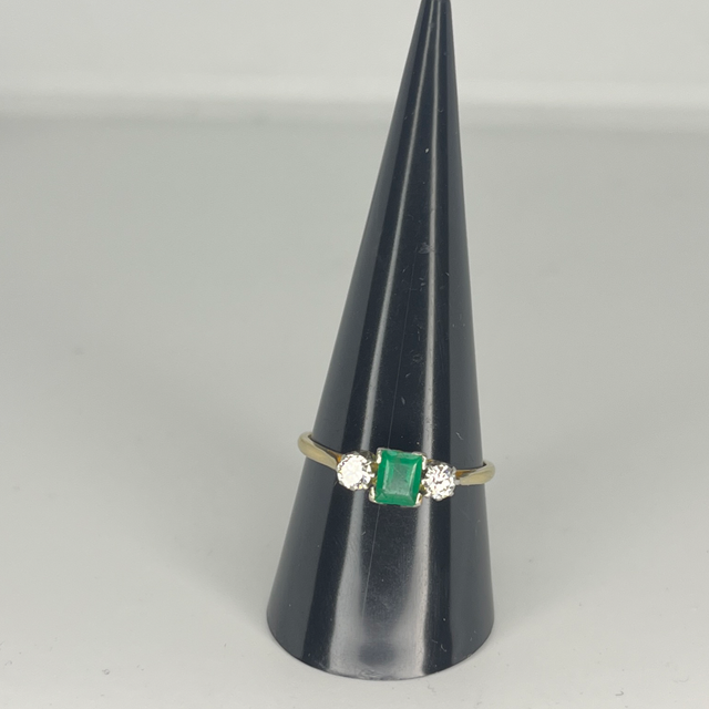 Vintage 18ct Gold, Platinum, Emerald and Diamond Ring - Size R