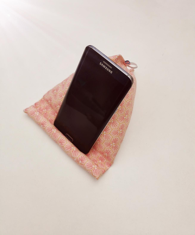 Support téléphone rose