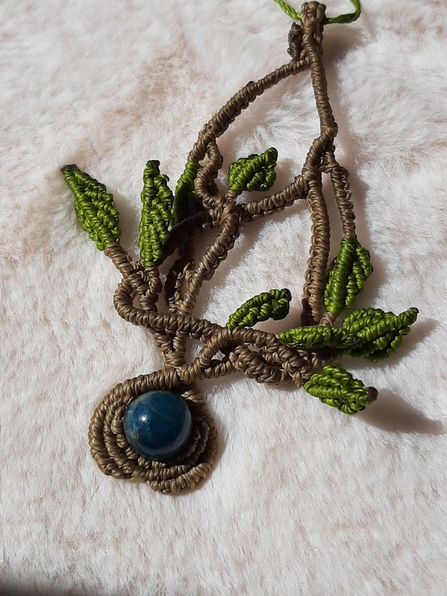 Collier arbre de vie en macramé et Apatite. Pierre naturelle – Vert forêt