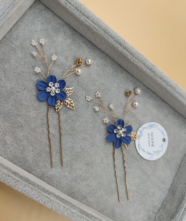 lot de deux modèle d' épingles à cheveux fleurs bleu. Lot de deux pics à cheveux