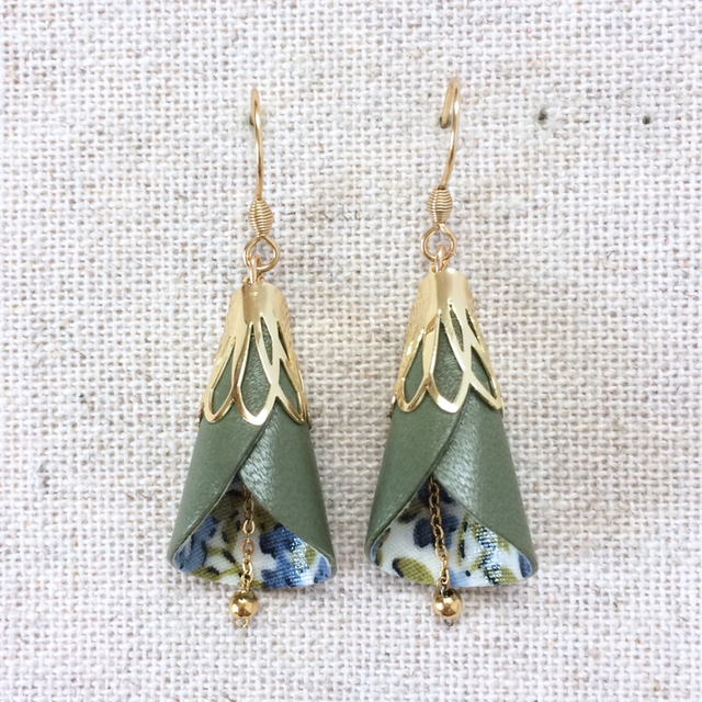 Boucles d’oreilles « Clochettes » dorées, cuir olive et tissu fleuri olive/ bleu / blanc