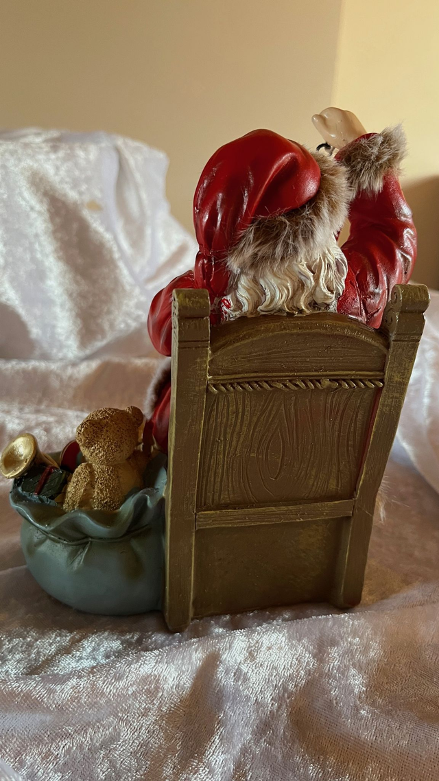 Weihnachtsmann auf Sessel – mit einem Sack mit Geschenken-liebevoll gestaltete Weihnachtsfigur