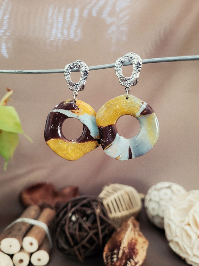 Boucles d’oreilles assorties collier en argile polymère résinée