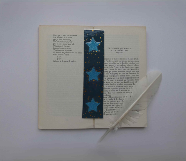 Le marque-page aux étoiles bleues