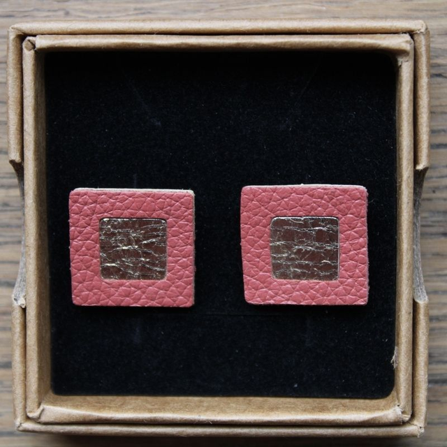 Boucles d’oreilles puces cuir carré