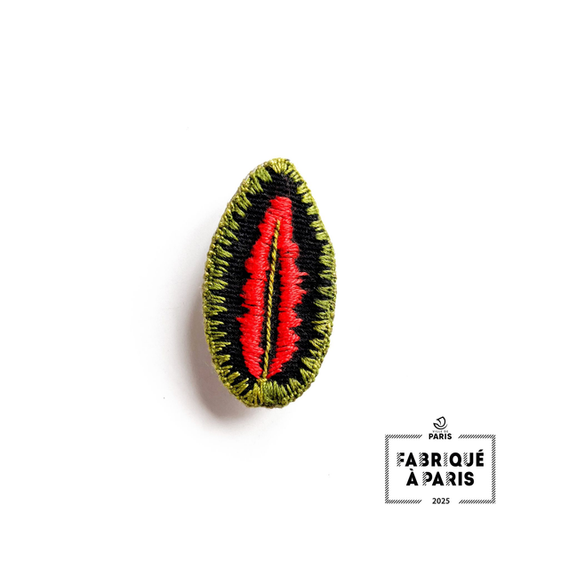 Broche brodée feuille rouge, noir, kaki.