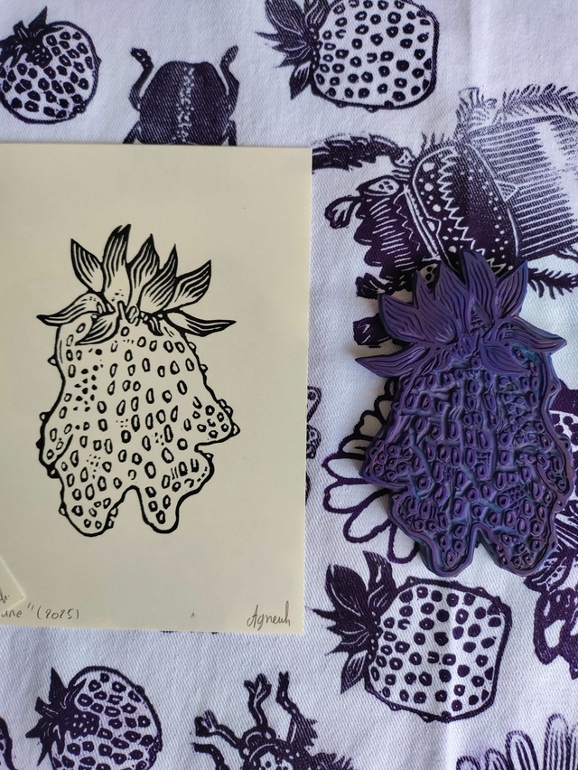 impression linogravure fraises étranges "fraise debout  impression noire "10X14.5 cm