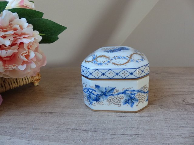 Ancienne Boite à Bijoux en Porcelaine Bleue et Blanche Vidal Arte Peinte à la main Décor de Raisin et de Vigne Portugal