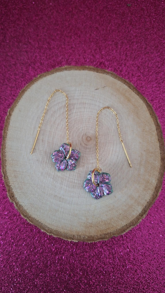 Boucles d&#039;oreilles à enfiler hibiscus verts et paillettes roses 