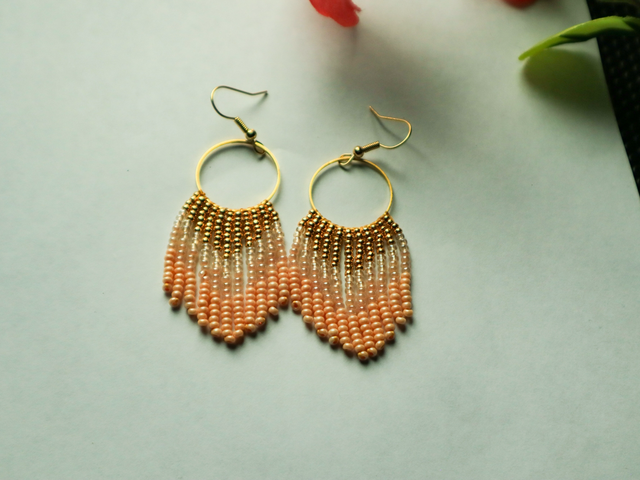 Peach helmikorvakorut