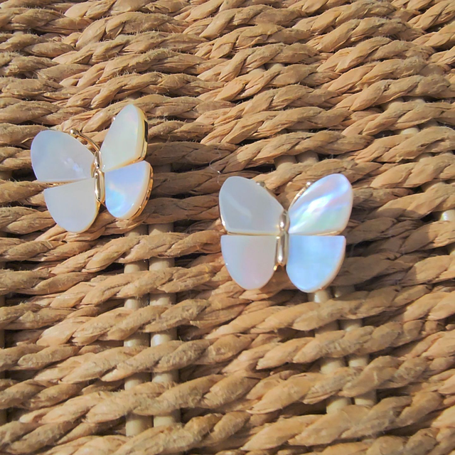 Brinco Borboleta Madrepérola - Ouro