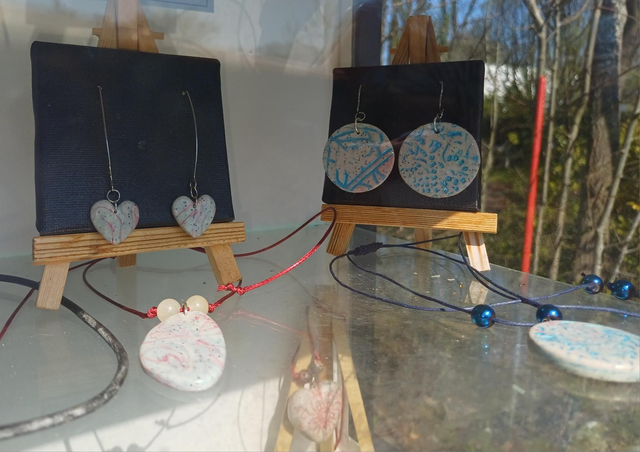 Polished oorbellen en kettingen 