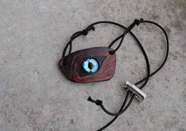 Cache oeil loup brun