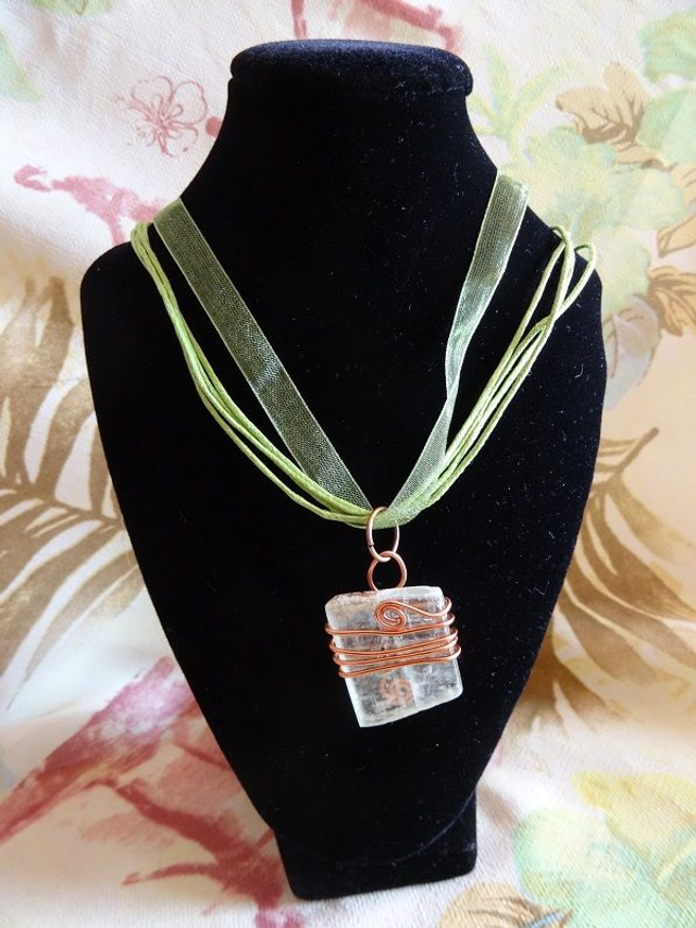 Collier pierre pierre vert clair et cuivre