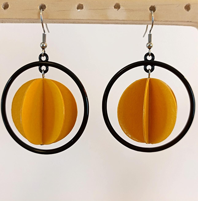 Grand cercle en métal noir, grande perle en papier