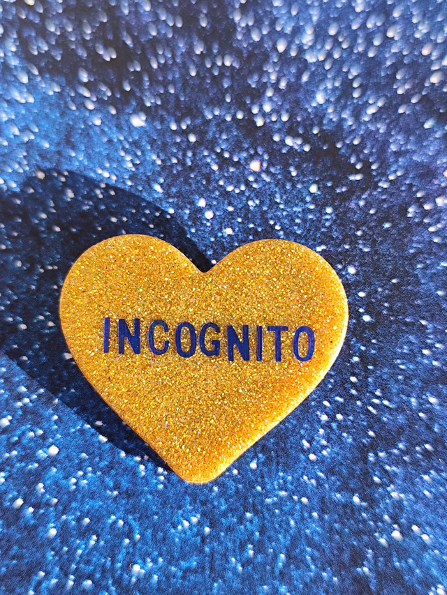 Broche cœur à paillettes - message : INCOGNITO