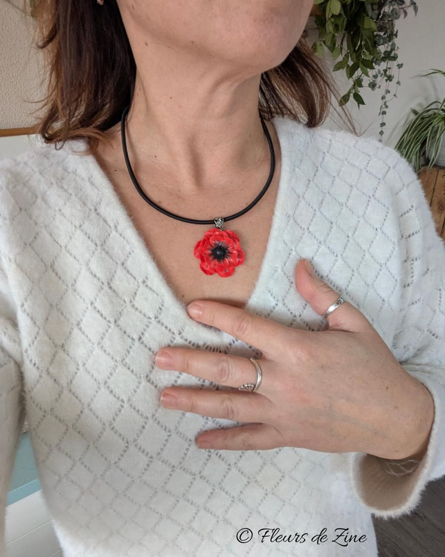 Grand coquelicot sur cordon de soie