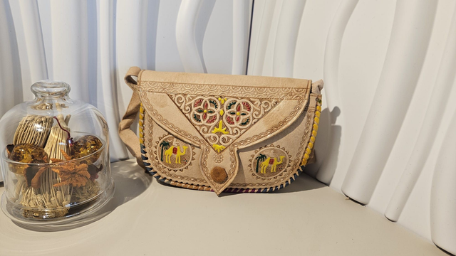 Sac bandoulière en cuir de chèvre gravé marocain fait main - Couleur Naturelle 