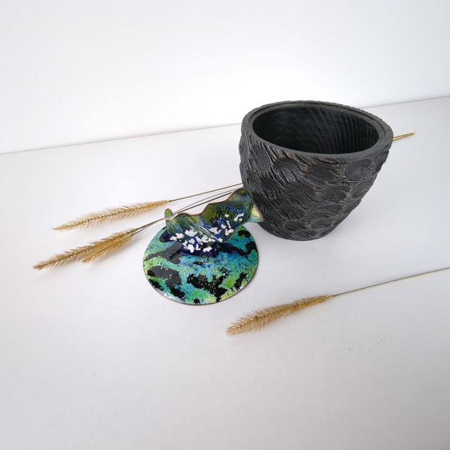 Boîte "Éclosion" en frêne chapeauté de son couvercle en émail sur cuivre